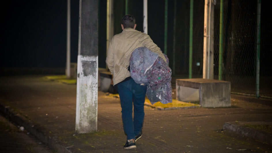 Pessoa em situação de rua em Blumenau (Foto: Giovanni Silva, PMB)