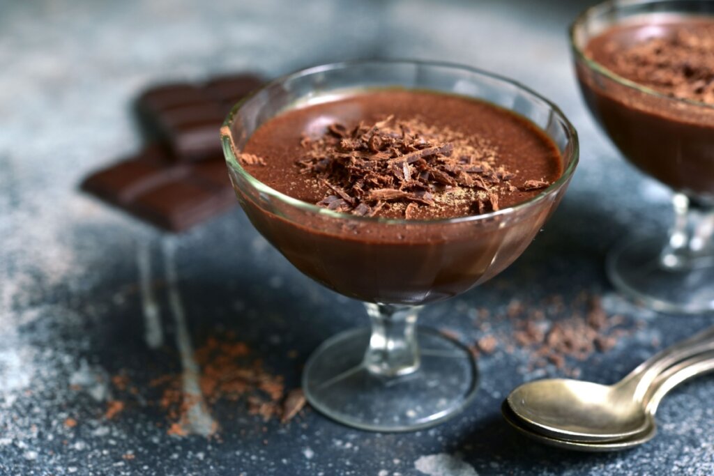 Musse de chocolate em uma taÃ§a em cima de uma superfÃ­cie escura