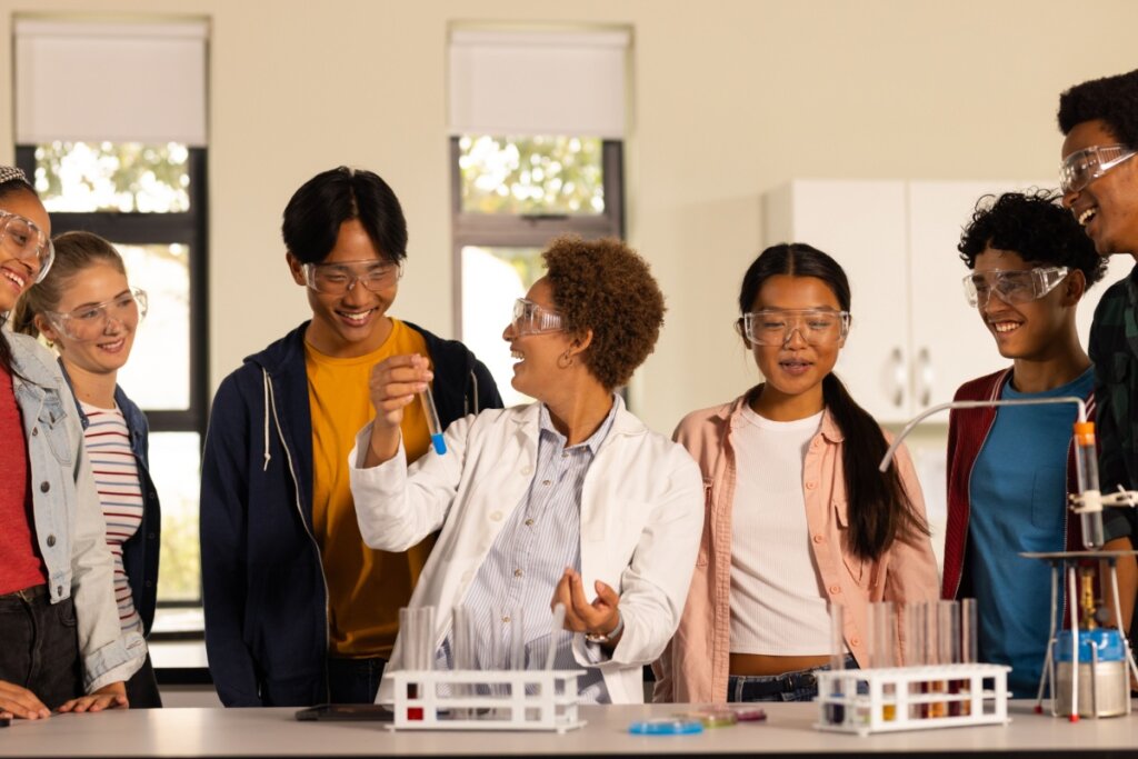 Professora ensinando quÃ­mica para alunos em um laboratÃ³rio