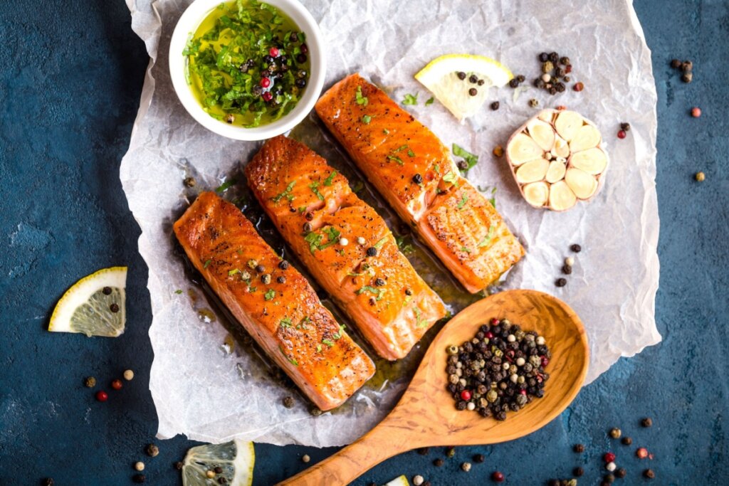 FilÃ© de salmÃ£o com ervas, temperos em fundo de concreto rÃºstico