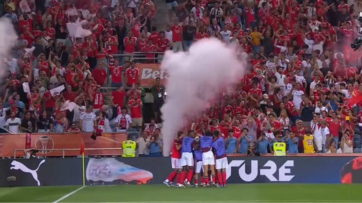 Jogadores do Benfica comemoram gol contra o Sporting (Foto: reprodução Nsports)