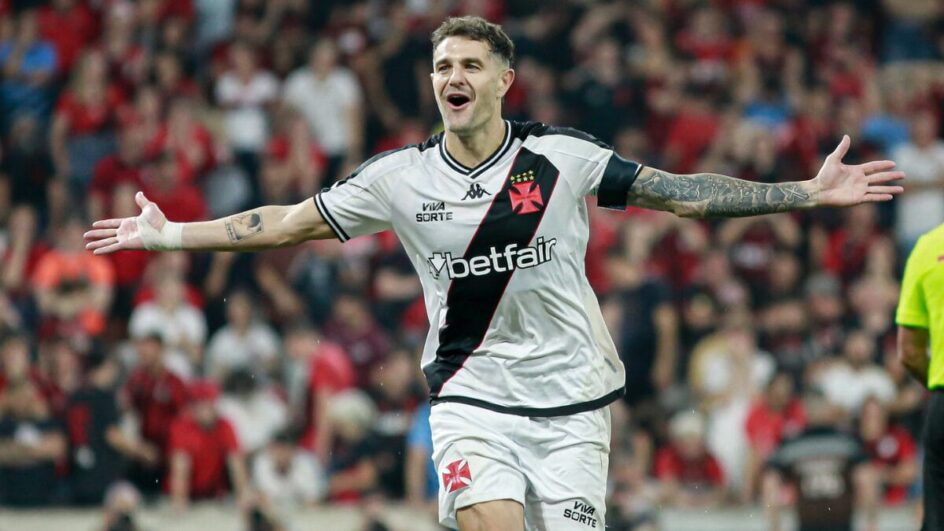 Pablo Vegetti usando a camisa número um do Vasco