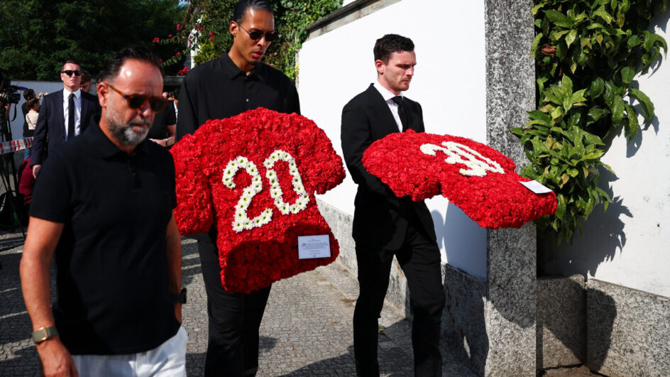 Van Dijk e Robertson com coroas de flores para Diogo Jota e André Silva