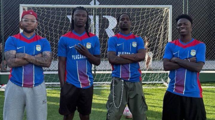 Chase B, Camavinga, Travis Scott e Vinicius Jr. com a nova camisa do Alverca (Foto: Reprodução/Instagram)