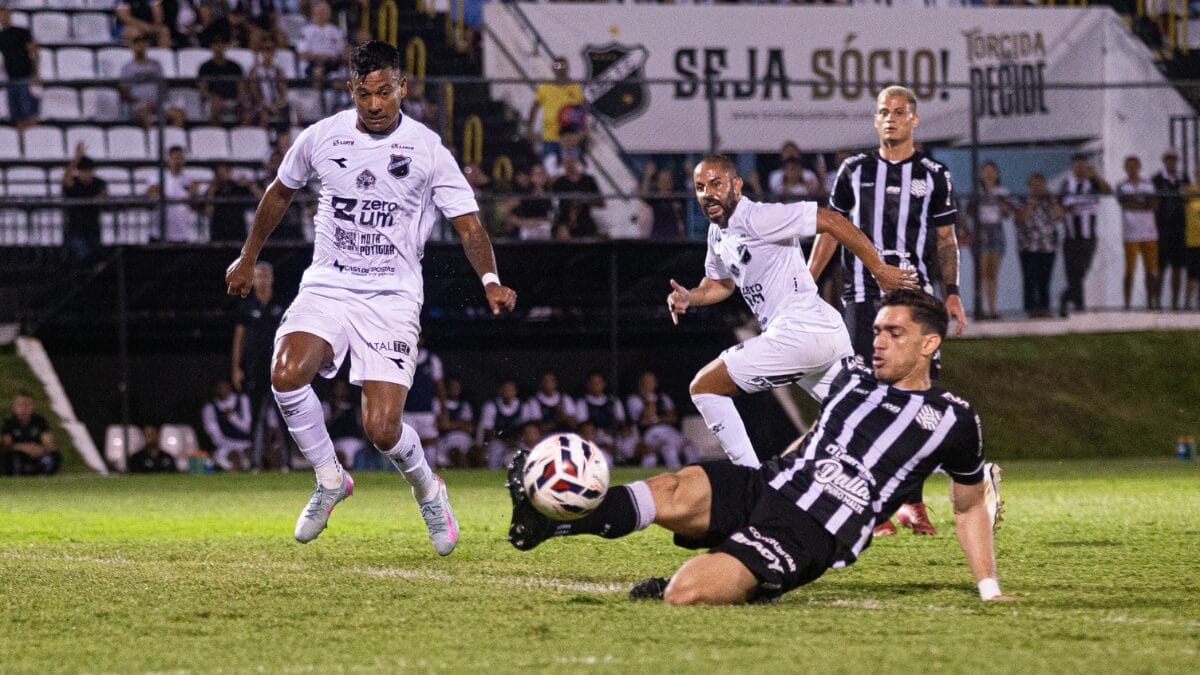 Jogadores do ABC e do Figueirense em confronto pela Série C 2025