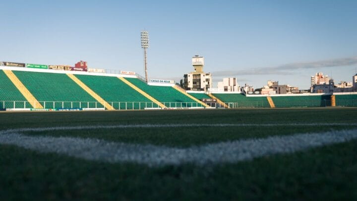 Partida acontece no Estádio Orlando Scarpelli, em Florianópolis (Foto: Patrick Floriani, FFC