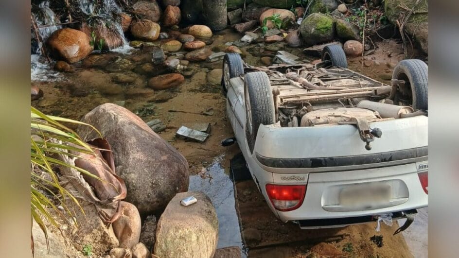 Acidente de carro em rio em Garuva (SC)
