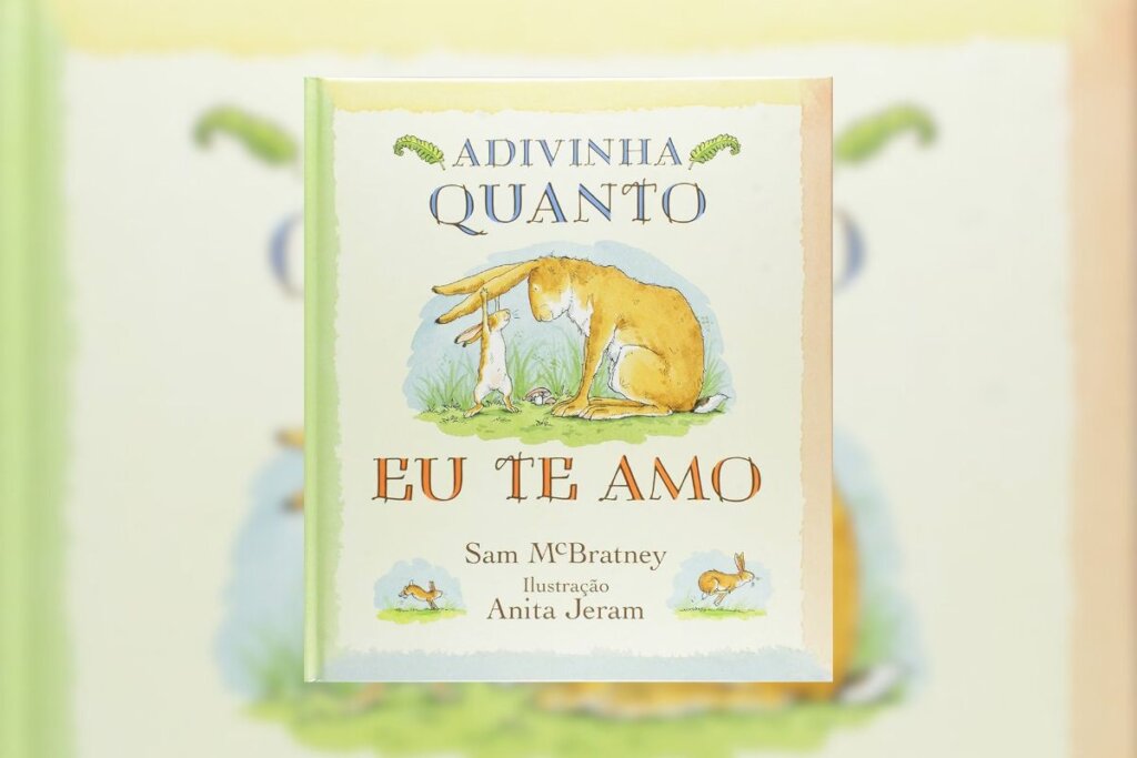 Capa do livro "Adivinha quanto eu te amo" com a ilustraÃ§Ã£o de um coelho e um filhote de coelho