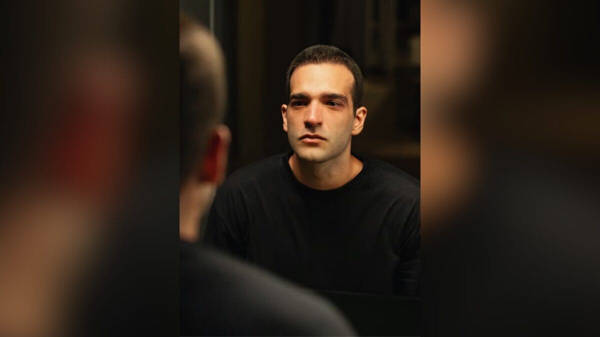 Afonso se olha no espelho já em tratamento em Vale Tudo