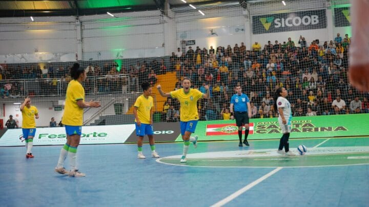 Amandinha marcou o primeiro gol do Brasil no jogo (Foto: Cris Huff, divulgação)