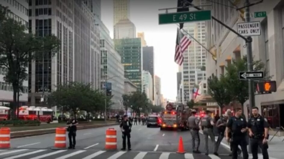 Atiradores matam três pessoas e deixam outras oito feridas em restaurante de Nova York