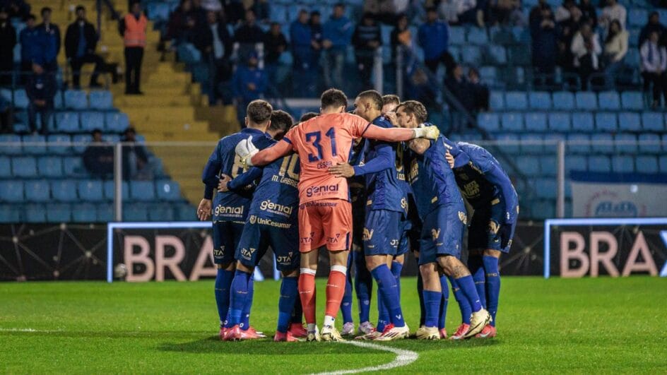 Time do Avaí reunido em campo antes do jogo contra o Amazonas (Foto: Fabiano Rateke, Avaí FC)