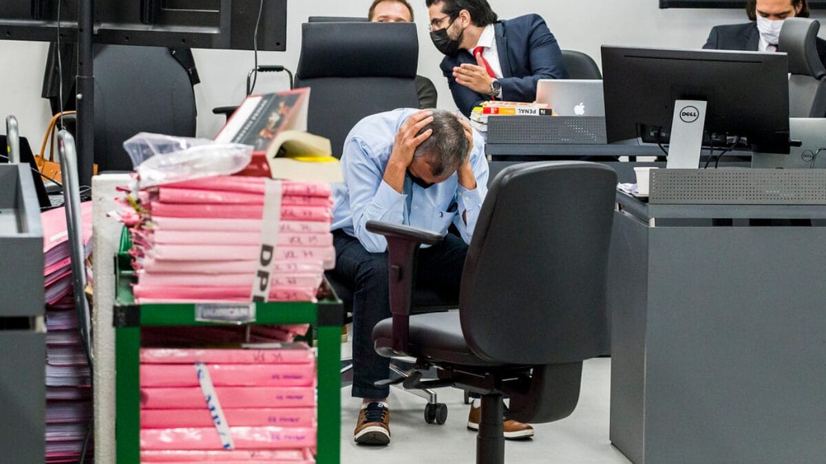 Julgamento Kiss 10º dia (10dez21)O réu Mauro Hoffmann, durante réplica do Ministério Público. Atrás, à esquerda, o réu Elissandro Spohr. Foto: Juliano Verardi / Imprensa TJRS