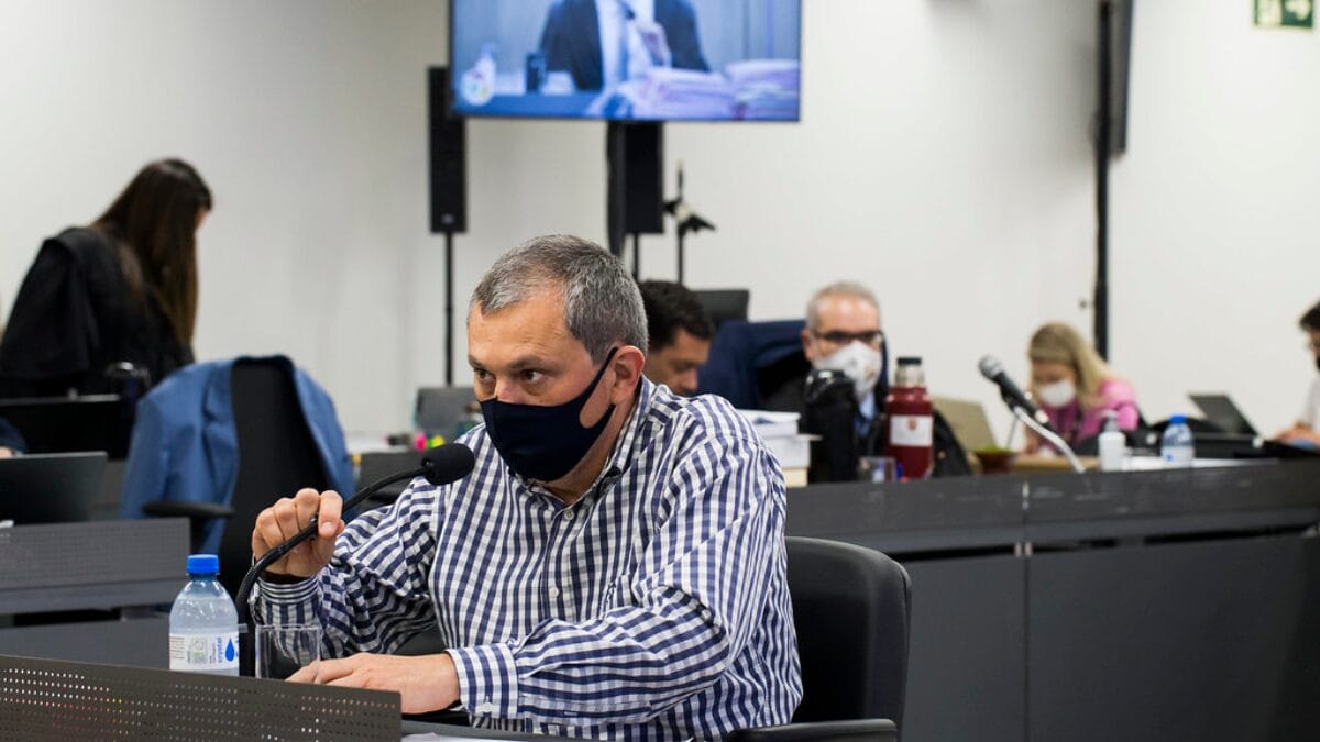 Julgamento Kiss 9º dia (09dez21)Depoimento do réu Mauro Hoffmann. Ao fundo, no monitor, o Juiz Orlando Faccini Neto. Foto: Juliano Verardi / Imprensa TJRS