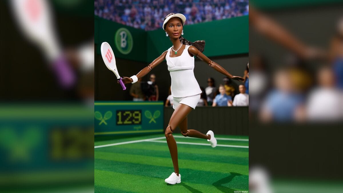 Boneca simulando jogo de Venus Williams