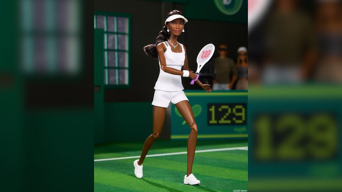 Boneca simulando jogo de medalhista olímpica