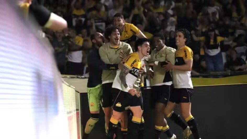 Borasi celebra gol pelo Criciúma (Foto: Celso da Luz, Criciúma)