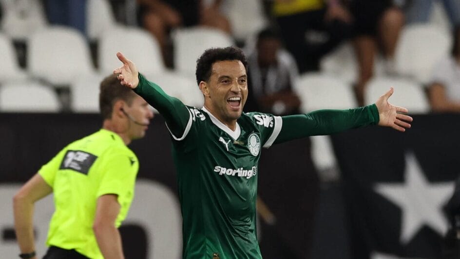 Jogador do Palmeiras comemorando gol