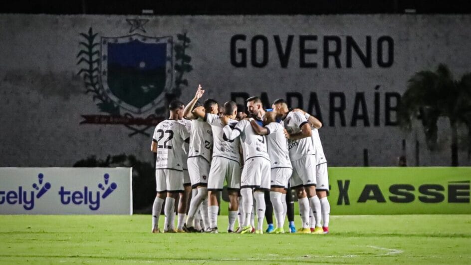 Botafogo-PB em campo pela Série C 2025 (Foto: João Neto / Belo)
