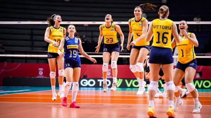 Seleção Brasileira comemorando vitória nas quartas de final do Mundial de Vôlei Feminino sub-21