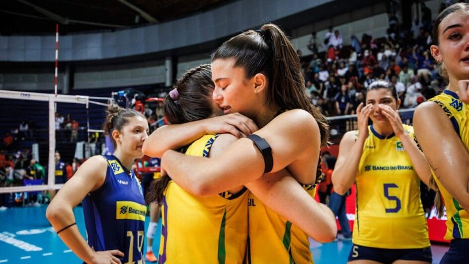 Atletas se emocionaram após a conquista da medalha (Foto: FIVB, Divulgação)