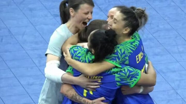 Jogadoras brasileiras comemoram um dos gols da vitória por 5 a 2 sobre o Colômbia (Foto: Reprodução, sportv)