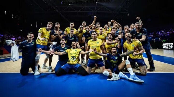 Seleção brasileira comemora o bronze na VNL (Foto: Divulgação, FIVB)