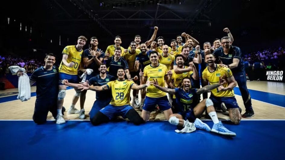 Seleção brasileira comemora o bronze na VNL (Foto: Divulgação, FIVB)