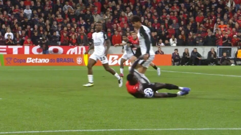 Lance da polêmica no jogo em Curitiba (Foto: CBF TV, Reprodução)