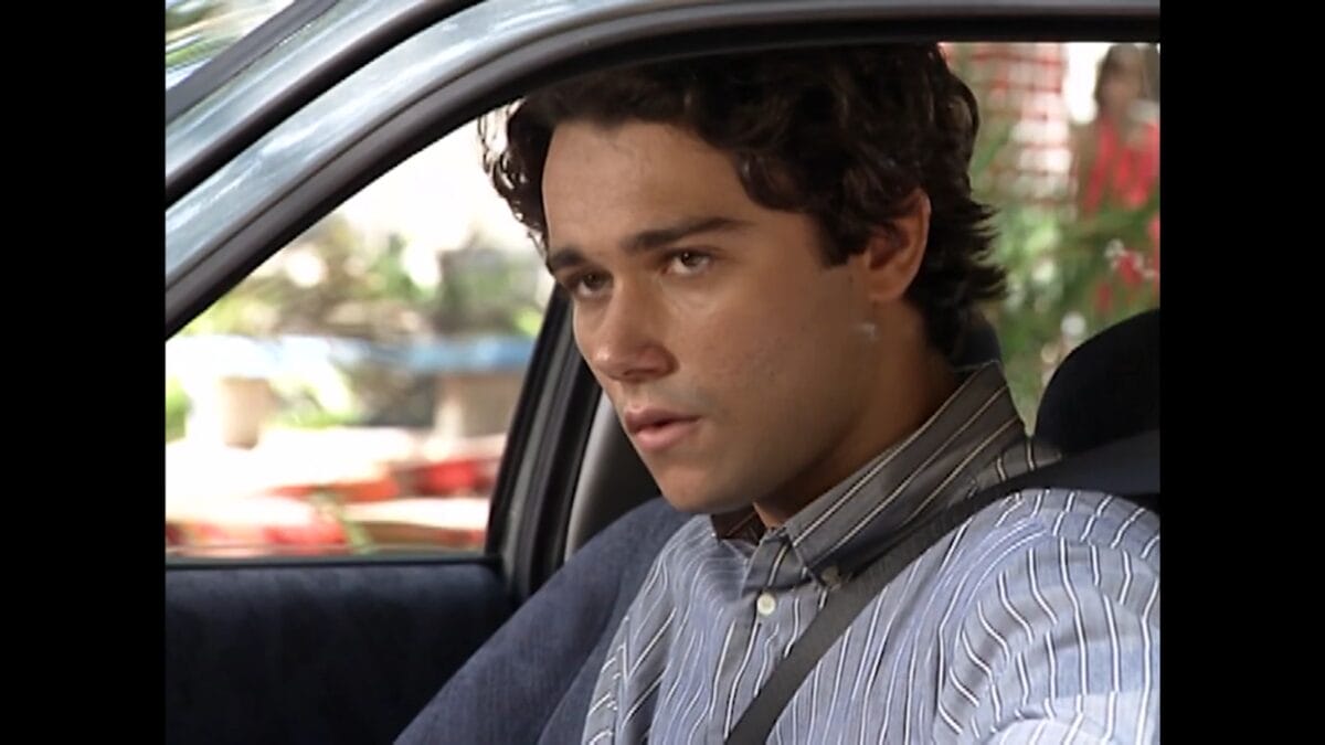 Caio chega em frente ao prédio e fica em dúvida se entra ou não