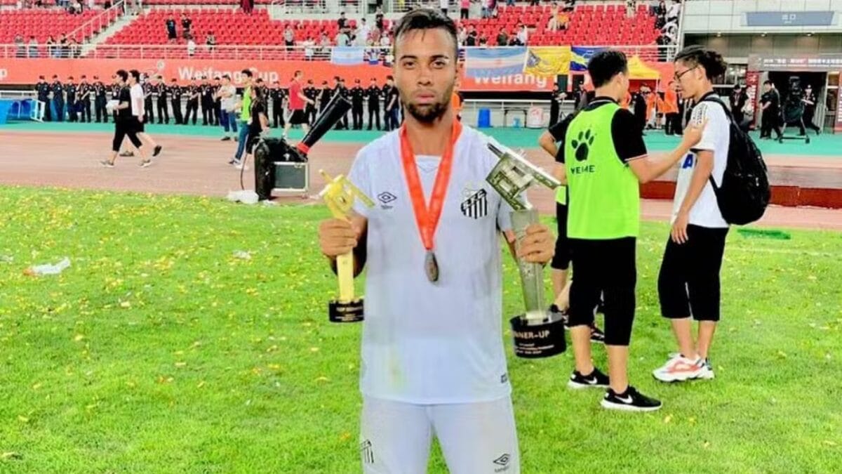 Caio com troféu de artilheiro do mundial disputado pelo Santos na China (Foto: Arquivo pessoal)