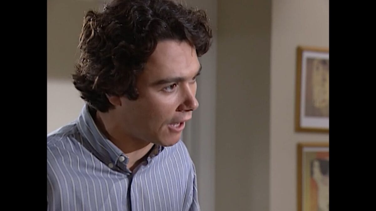 Caio diz que quer saber o que ela está armando para o batizado de Alice em História de Amor