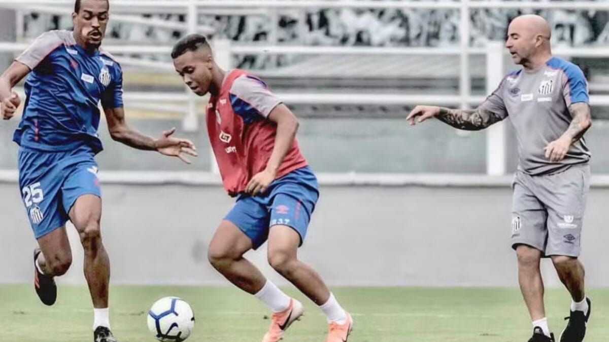 Caio em um dos treinos com o elenco profissional do Santos, na época comandado por Sampaoli