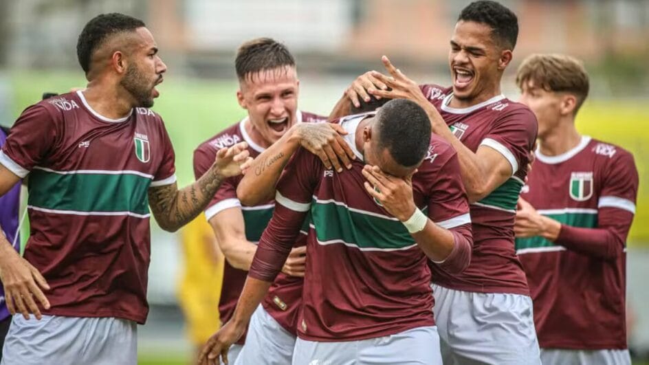 Caio emocionado após marcar seu primeiro gol profissional aos 24 anos