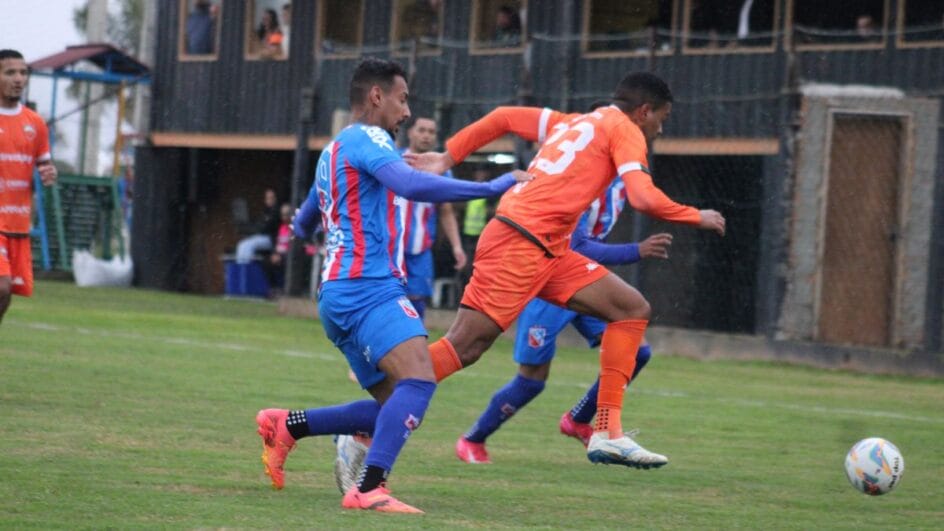 Camboriú e Carlos Renaux empataram em 1 a 1 no jogo de ida (Foto: Gleison Ferraz, Agência mais Impacto)