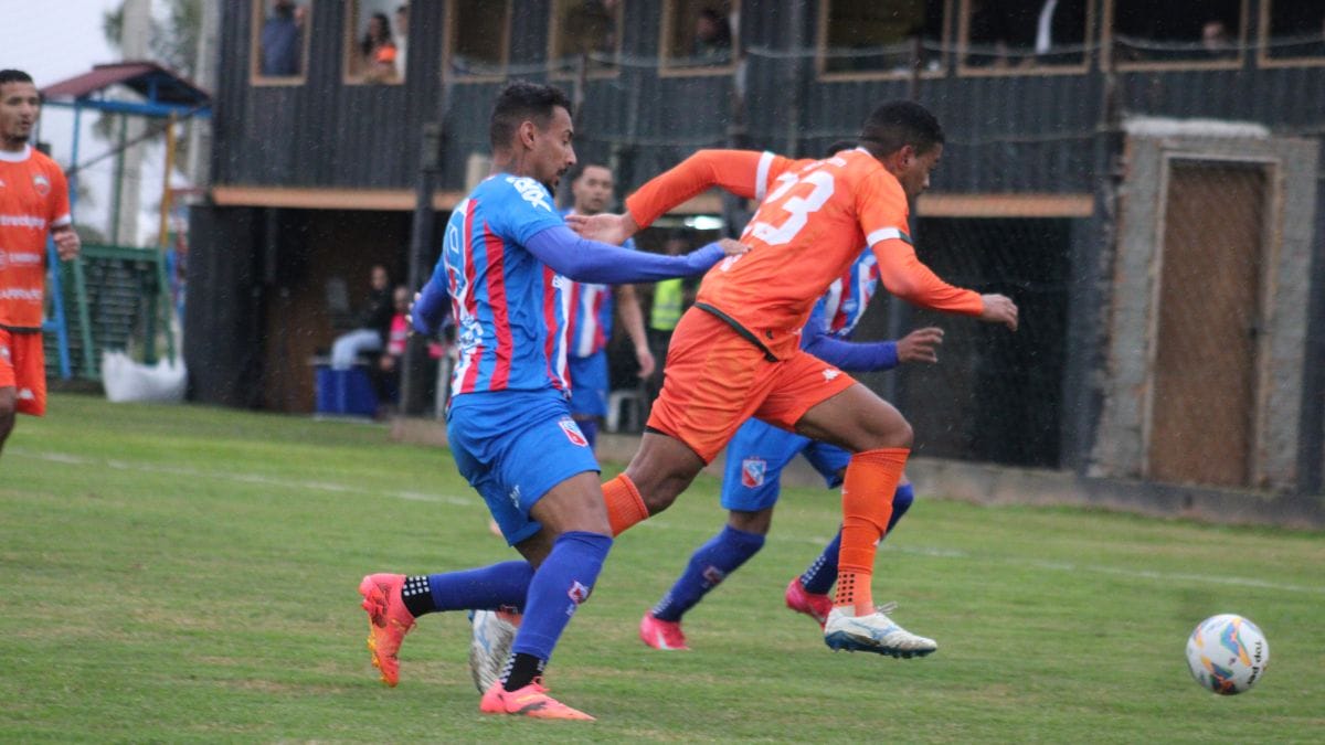 Camboriú e Carlos Renaux empataram em 1 a 1 no jogo de ida (Foto: Gleison Ferraz, Agência mais Impacto)