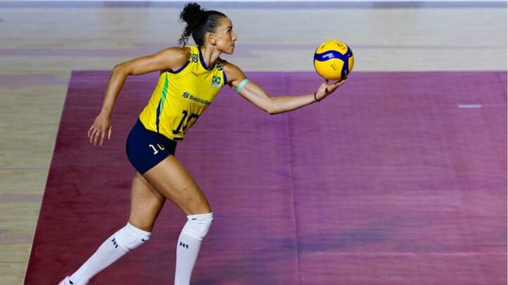Capitã Gabi se preparando para sacar pelo Brasil