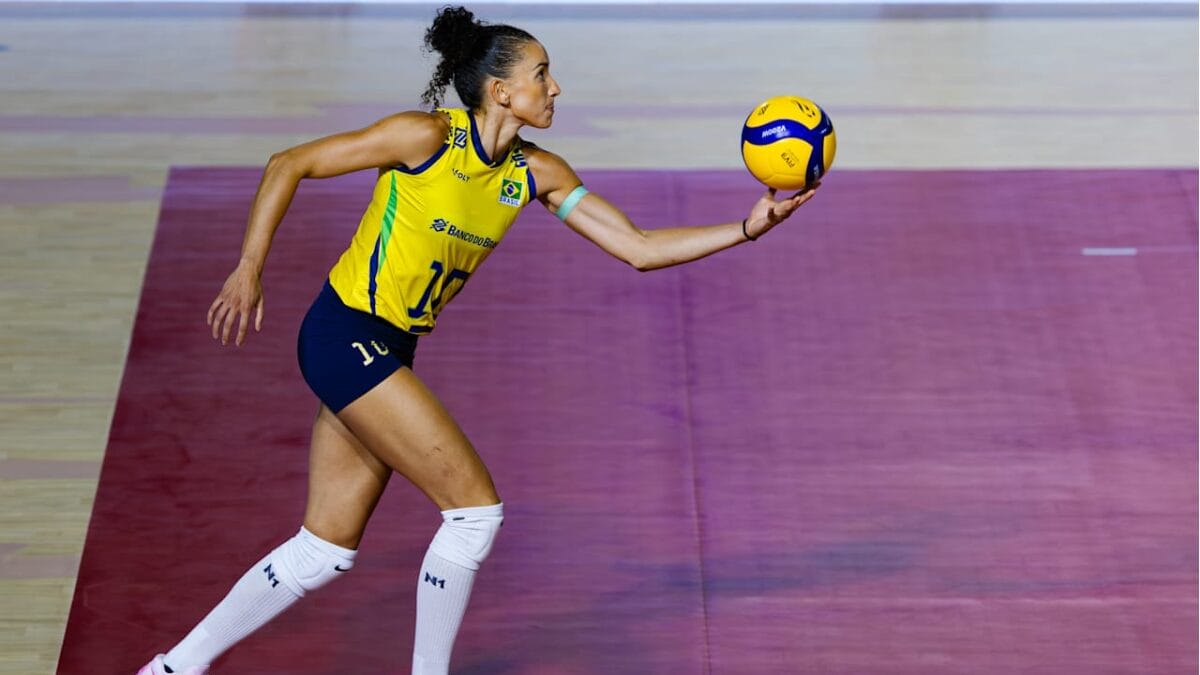 Capitã Gabi se preparando para sacar pelo Brasil