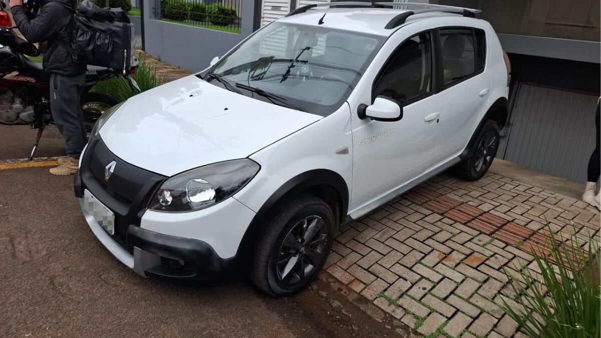 Carros são apreendidos em operação contra grupo investigado por golpe contra idosos em SC