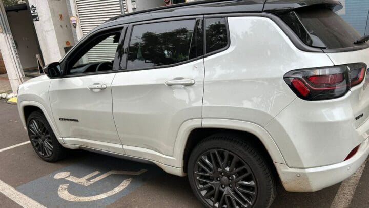 Carros são apreendidos em operação contra grupo investigado por golpe contra idosos em SC