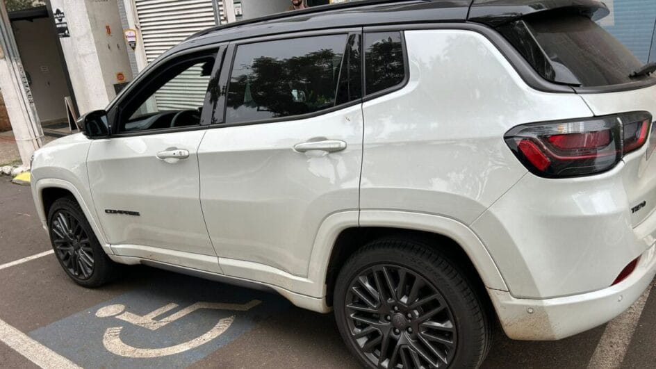 Carros são apreendidos em operação contra grupo investigado por golpe contra idosos em SC