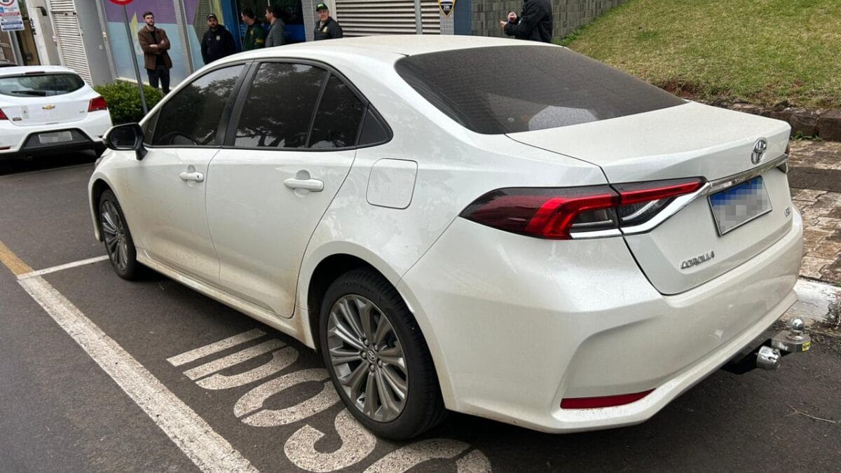 Carros são apreendidos em operação contra grupo investigado por golpe contra idosos em SC
