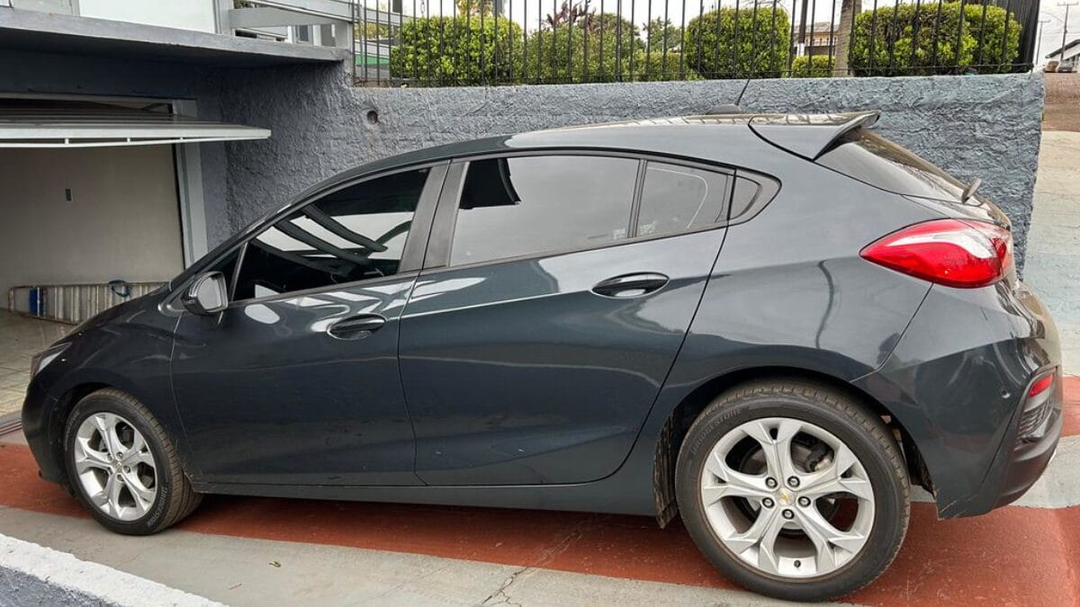 Carros são apreendidos em operação contra grupo investigado por golpe contra idosos em SC