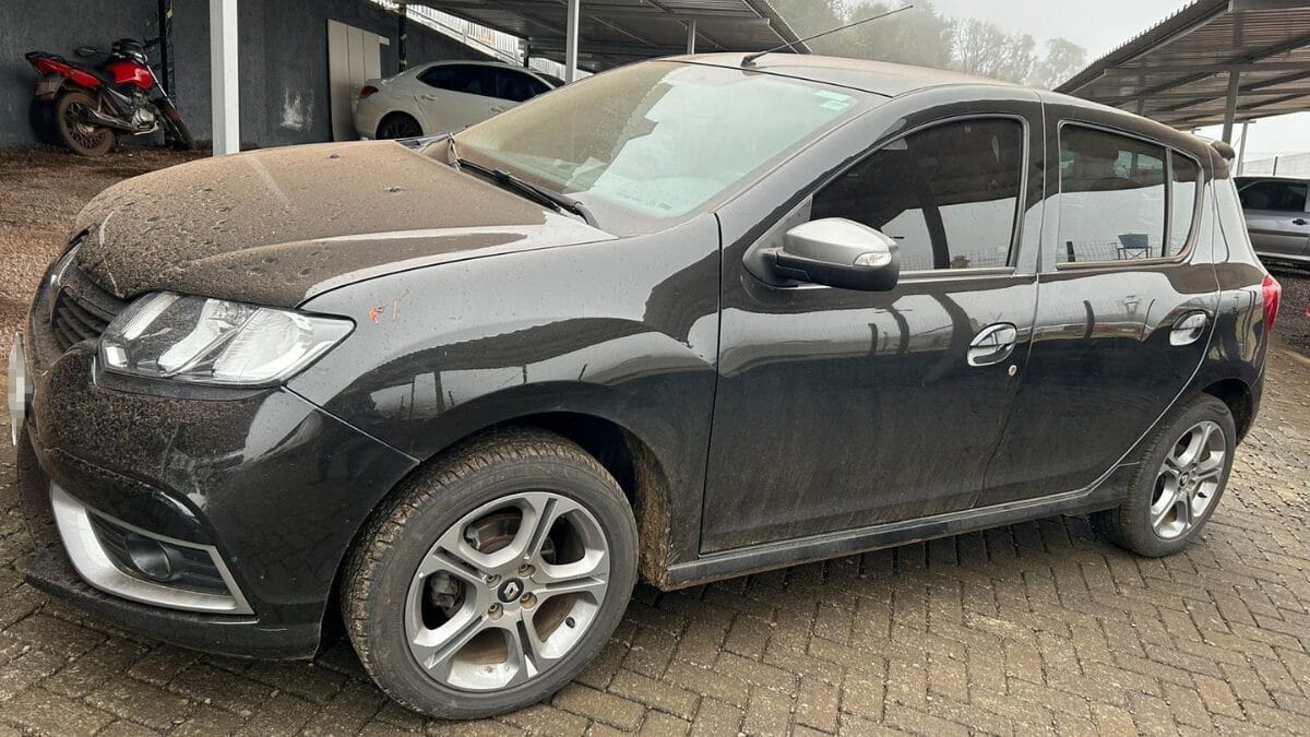 Carros são apreendidos em operação contra grupo investigado por golpe contra idosos em SC