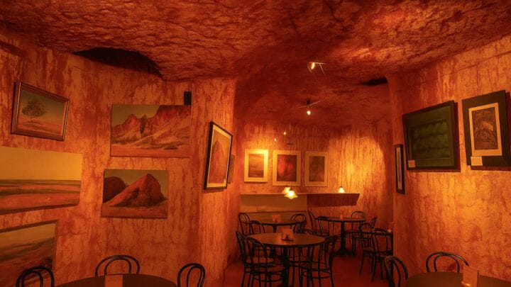 Conheça a cidade australiana que desafia o deserto com moradias sob a terra. (Foto: Gerada por IA)