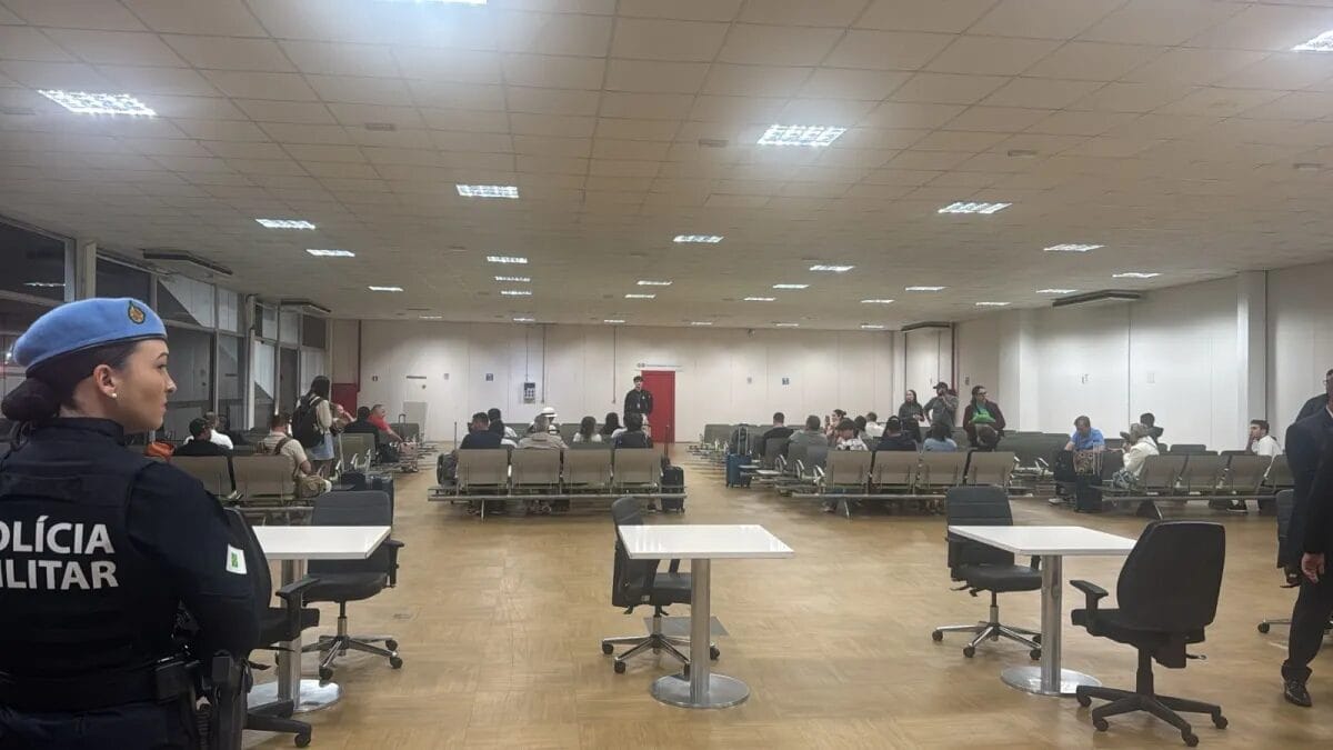 Como bilhete deixado em banheiro de avião levantou suspeita de bomba em voo no Brasil