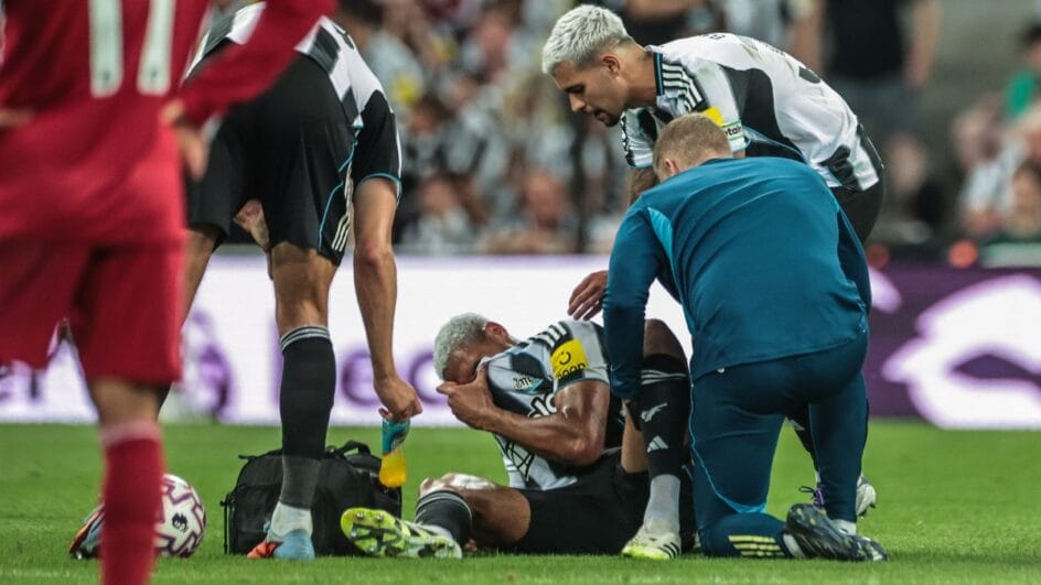 Joelinton se machucou em jogo contra o Liverpool (Foto: Mark Cosgrove, News Images, Sipa USA via Reuters Connect)