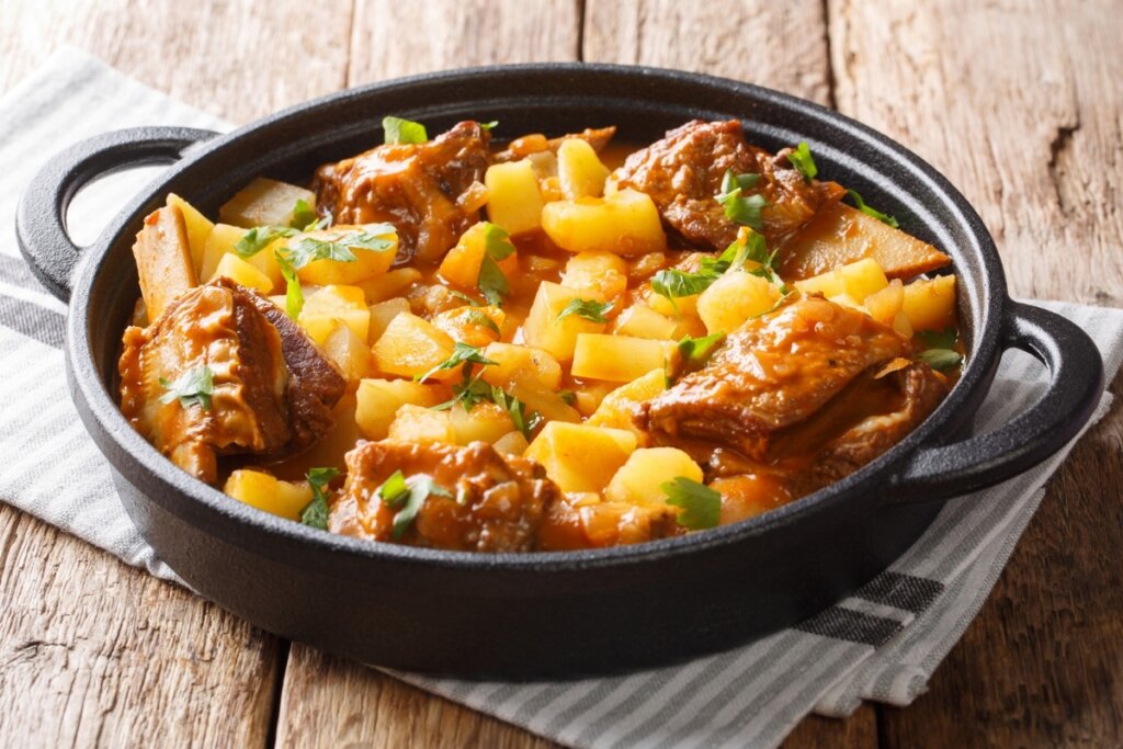 Panela preta com costela e batata