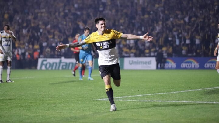 Jogador do Criciúma comemorando gol na Série B 2025