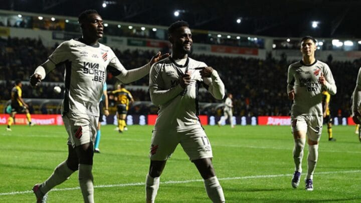 jogadores do athletico pr comemorando gol sobre o criciuma na serie b 2025